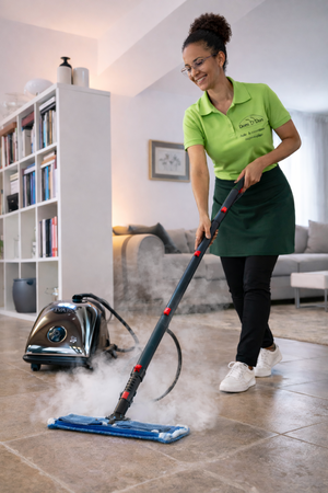 Professionnelle DOMICILE DOUBS en train de passer le balai vapeur